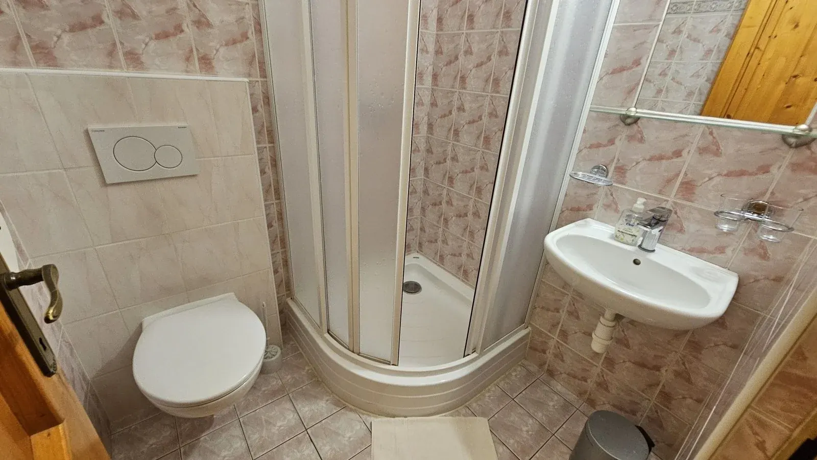 Kúpeľňa so sprchou a WC v klimatizovanom apartmáne