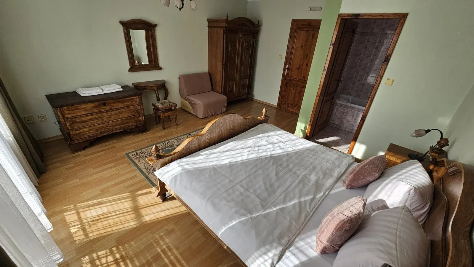 Apartmán s vaňou – posteľ