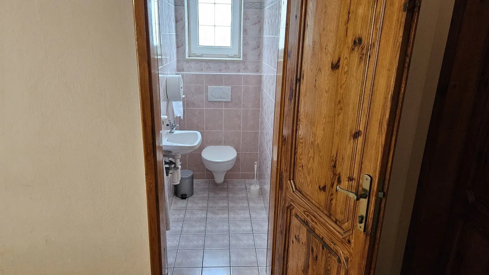 Samostatné WC v apartmáne s vaňou