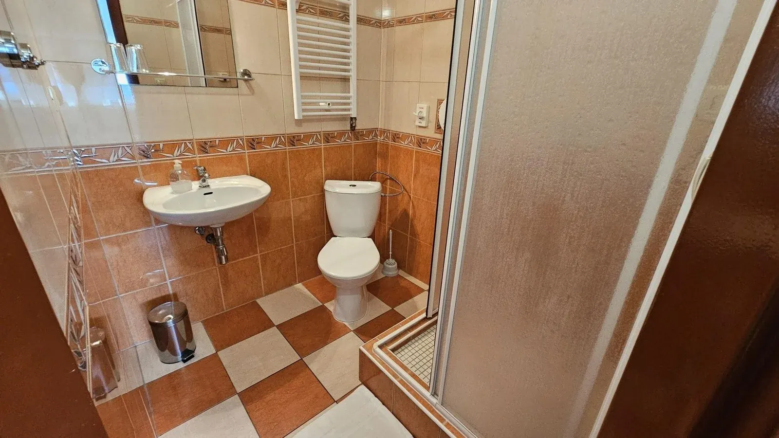 Kúpeľňa s WC pri klimatizovanej dvojlôžkovej izbe