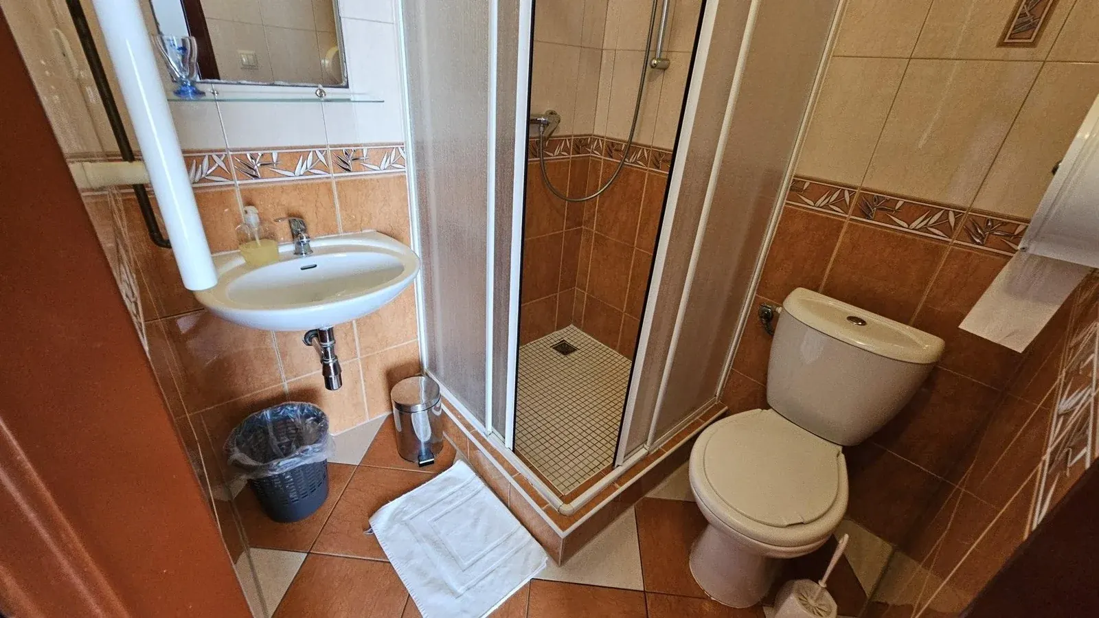 Kúpeľňa a WC pri jednolôžkovej izbe