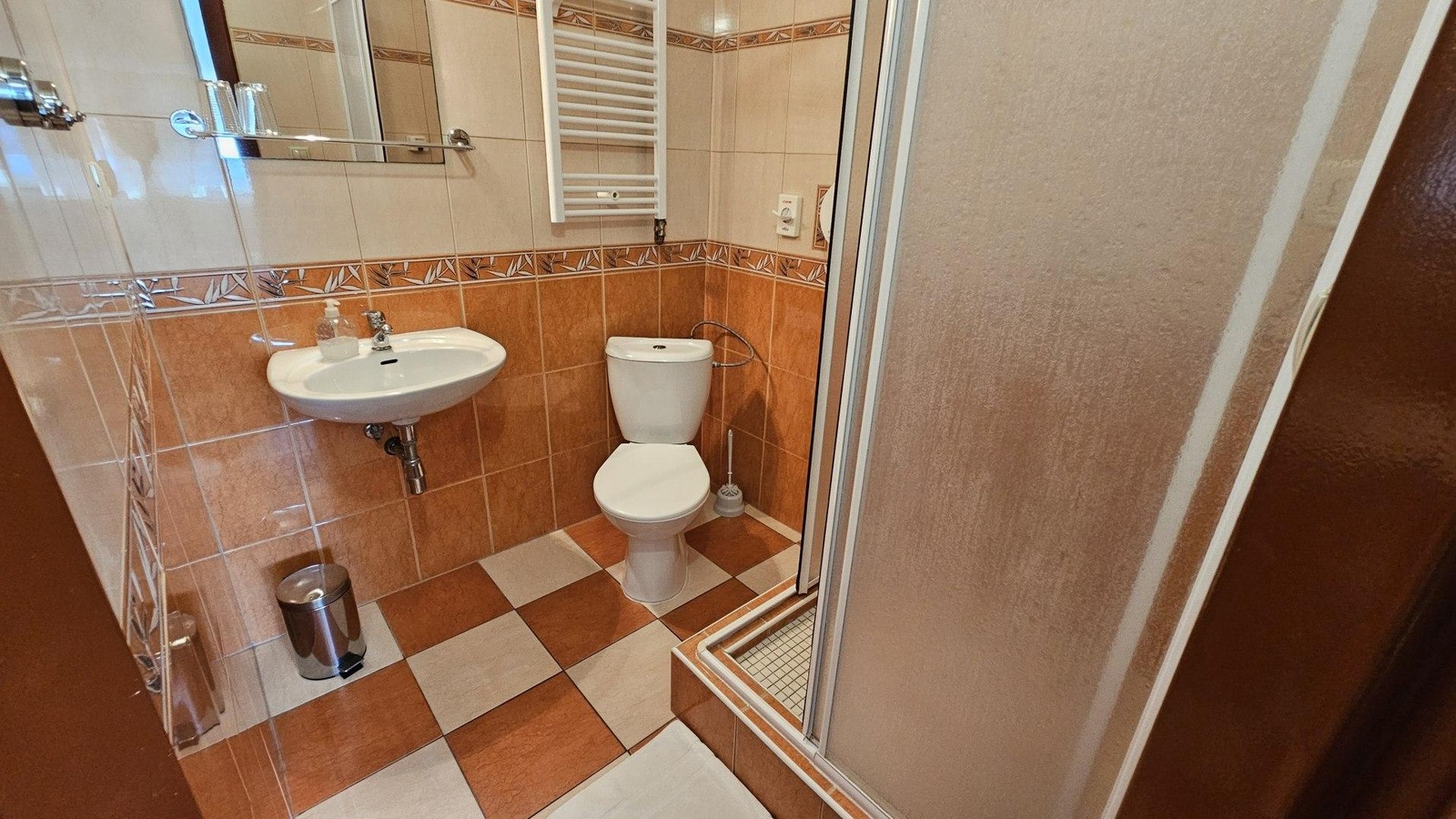 Penzión Magnólia Trenčín – dvojlôžková klimatizovaná izba – kúpeľňa so sprchou