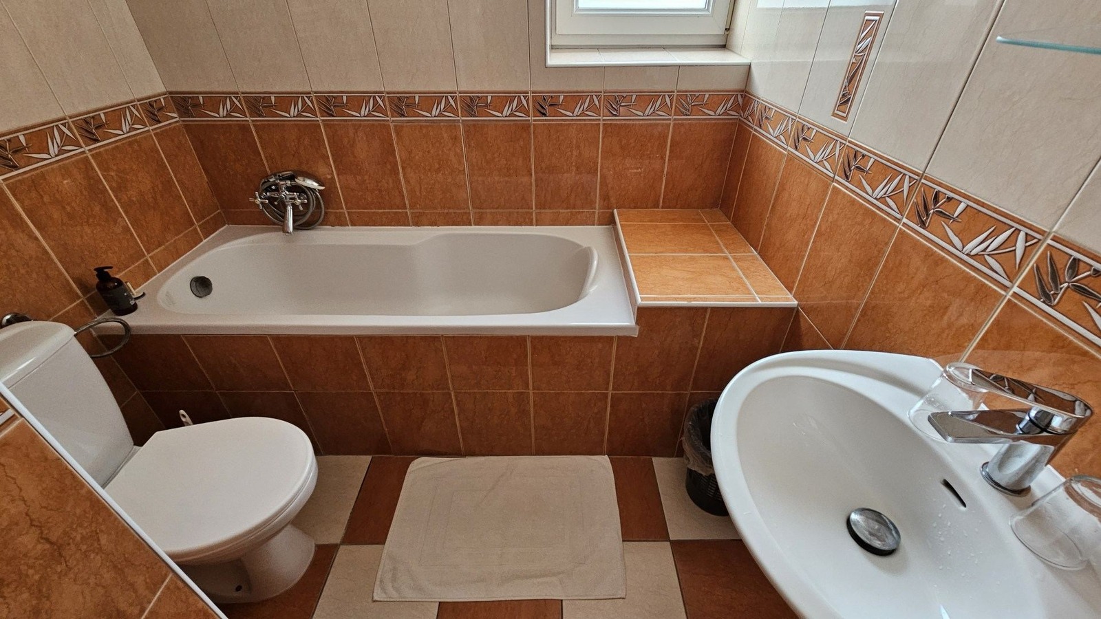 Penzión Magnólia Trenčín – dvojlôžková klimatizovaná izba – kúpeľňa s vaňou a WC