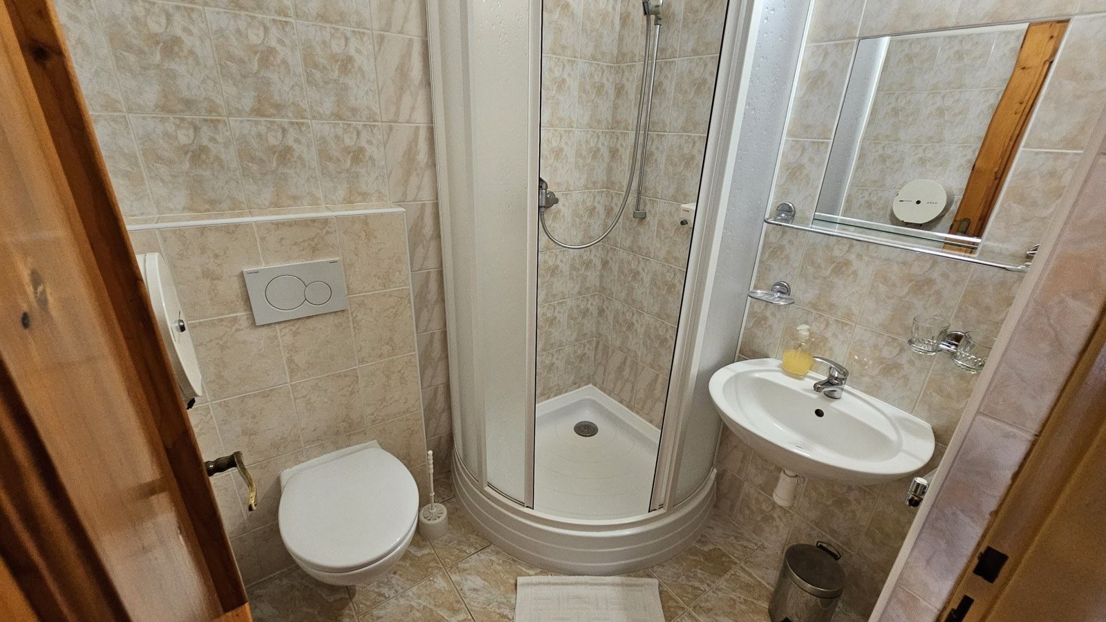 Penzión Magnólia Trenčín – dvojlôžková izba – kúpeľňa a WC