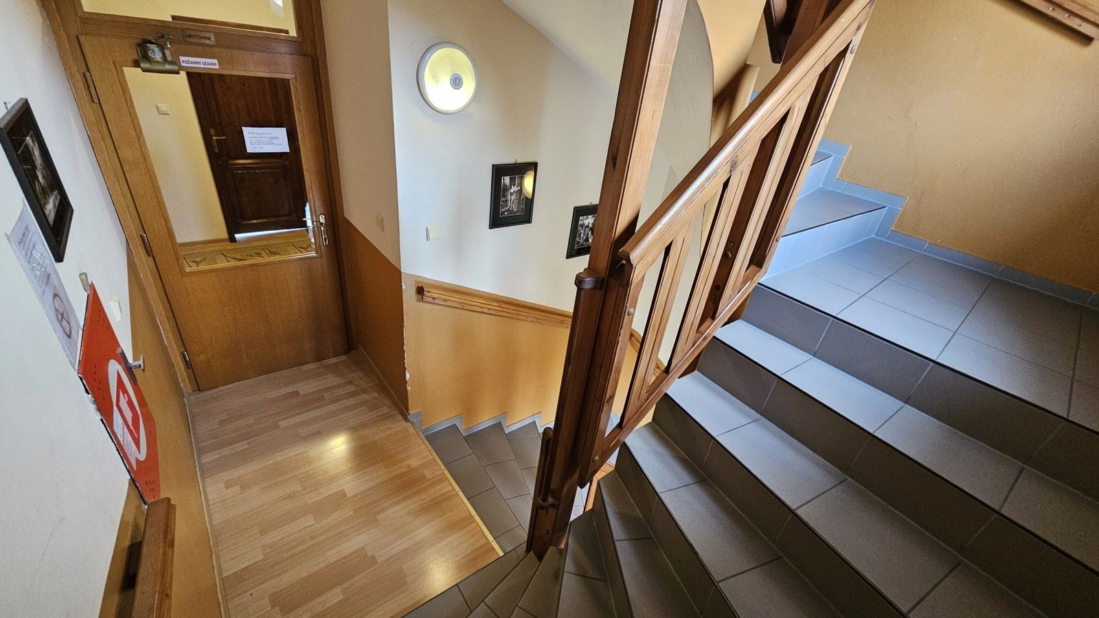 Penzión Magnólia Trenčín – schodisko – druhé poschodie